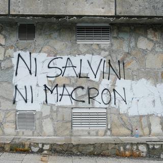 Un tag qui renvoie Emmanuel Macron et Matteo Salvini dos-à-dos, à Clavière, en France, en 2018. [AFP - Marie Magnin/Hans Lucas]