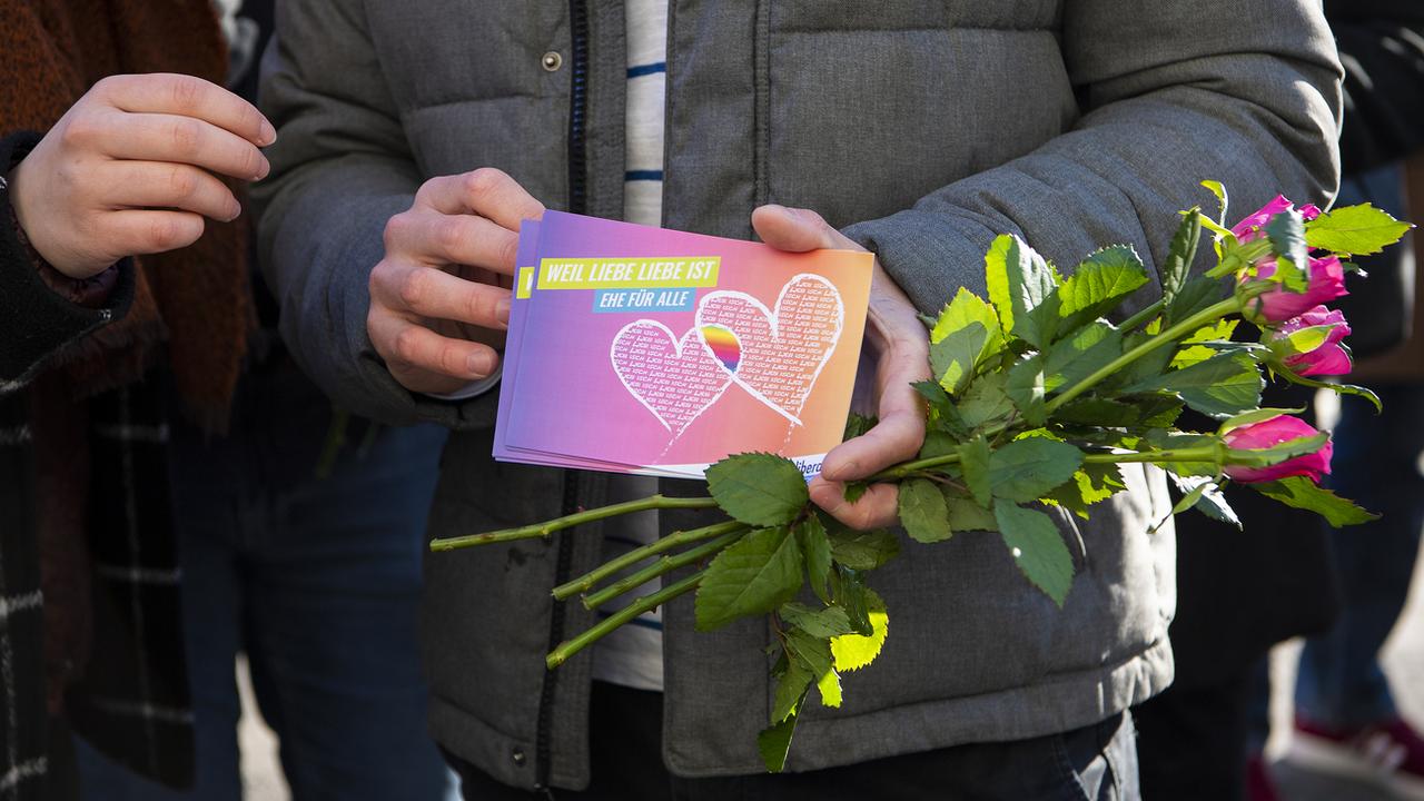 Les couples homosexuels pourraient être autorisés à se marier en Suisse [Keystone - Anthony Anex]