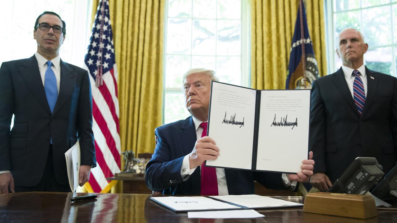 Donald Trump présente le décret signé, qui instaure de nouvelles sanctions contre l'Iran. [Keystone - Alex Brandon]