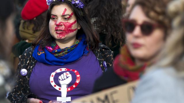 Plusieurs milliers de personnes se sont réunis à l'occasion de la journée internationale d'élimination des violences faites aux femmes. [Keystone - Laurent Gillieron]