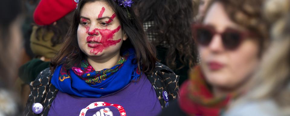 Plusieurs milliers de personnes se sont réunis à l'occasion de la journée internationale d'élimination des violences faites aux femmes. [Keystone - Laurent Gillieron]