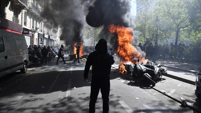 Les "gilets jaunes" ont causés de nombreux dégâts à Paris lors de l'acte 23. [EPA/Julien de Rosa - Julien de Rosa]