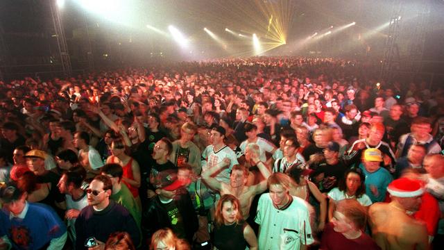 Une rave party avec 25'000 personnes à Frankfurt en novembre 1995. [DPA/dpa Picture-Alliance/AFP - Arne Dedert]