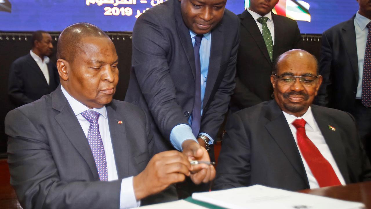 Le président centrafricain lors de la signature sous les yeux du président soudanais à Khartoum. [AFP - Ashraf Shazly]