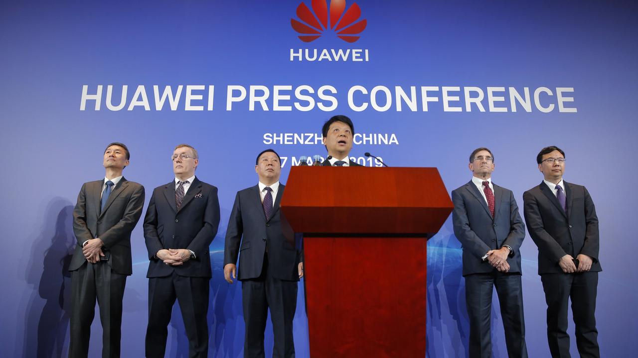 Le président tournant de Huawei Guo Ping, lors de la conférence de presse annonçant les poursuites en justice contre les Etats-Unis. [Keystone - Kin Cheung]