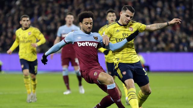 Granit Xhaka, ici à la lutte avec Felipe Anderson, vit peut-être ses dernières heures en tant que joueur d'Arsenal. [AP - Kirsty Wigglesworth]