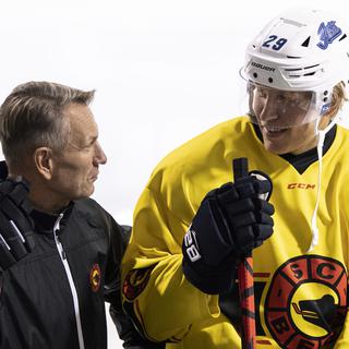 Deux hockeyeurs finlandais du NHL s’entraînent au sein de l’équipe de Berne [Keystone - Peter Schneider]