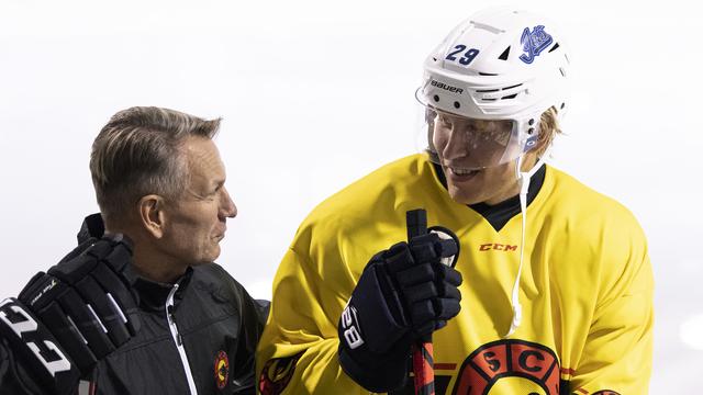 Deux hockeyeurs finlandais du NHL s’entraînent au sein de l’équipe de Berne [Keystone - Peter Schneider]