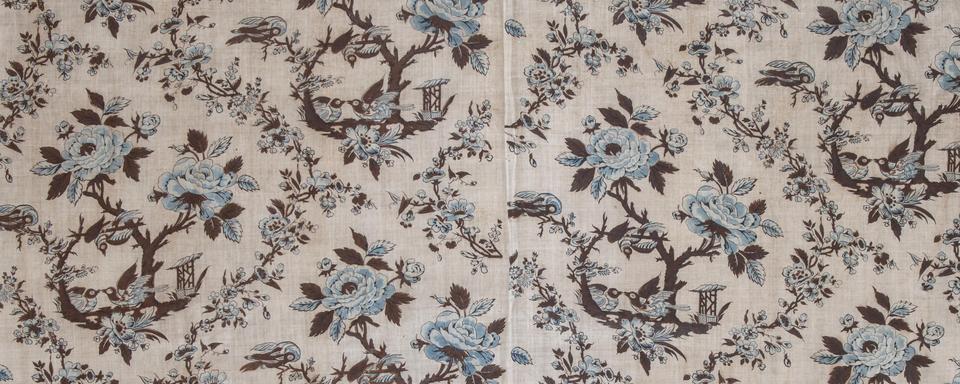 Toile en indienne à motifs de guirlandes fleuries et oiseaux avec branches et feuillages. [Musée d’art et d’histoire, Ville de Neuchâtel - Stefano Iori]