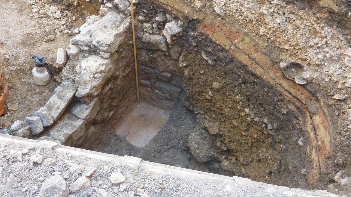 Un bassin d'époque romaine en cours de dégagement dans la vieille ville de Saint-Ursanne (JU). [Section d'archéologie et paléontologie du canton du Jura]