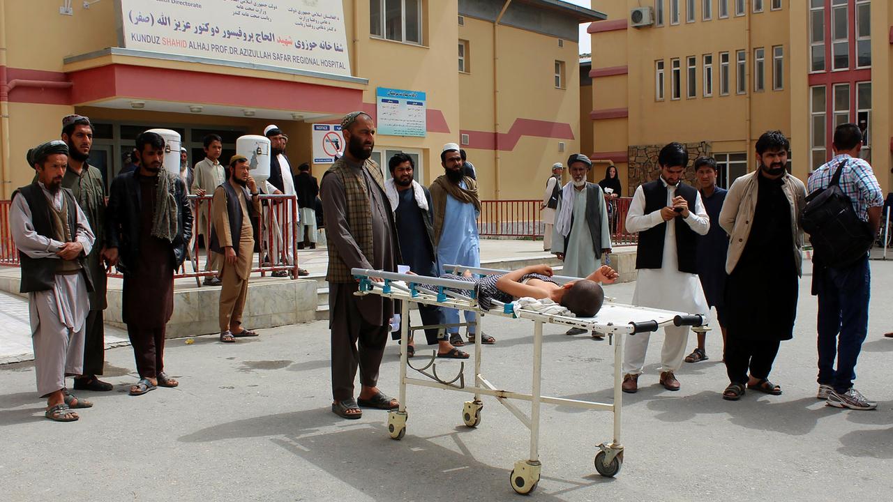 Les civils afghans sont souvent blessés ou tués lors de raids aériens (ici à Kunduz en avril 2018). [AFP - Bashir Khan Safi]