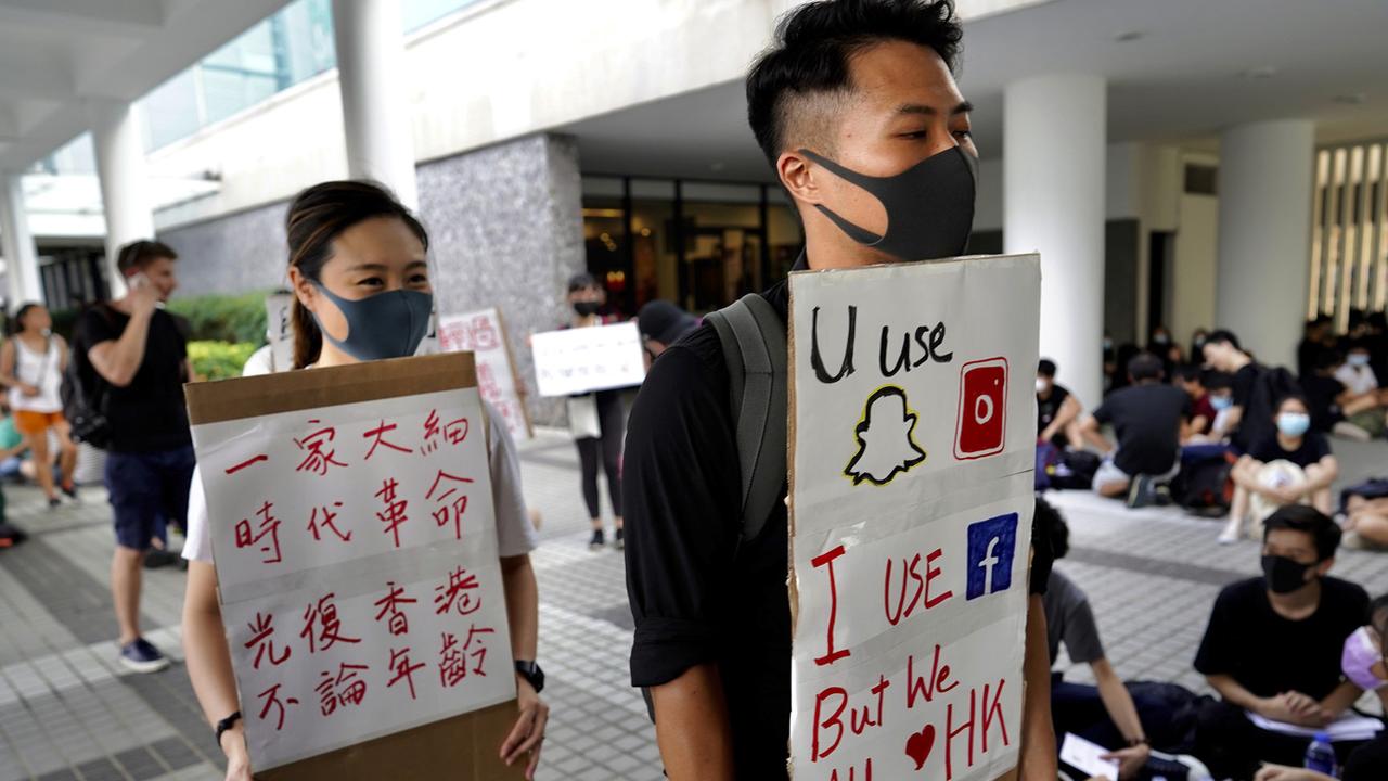 Après Twitter et Facebook au début de la semaine, la plateforme vidéo YouTube a annoncé à son tour jeudi avoir agi contre la campagne de propagande chinoise sur les réseaux sociaux pour discréditer la mobilisation démocratique à Hong Kong. [keystone - Vincent Yu]