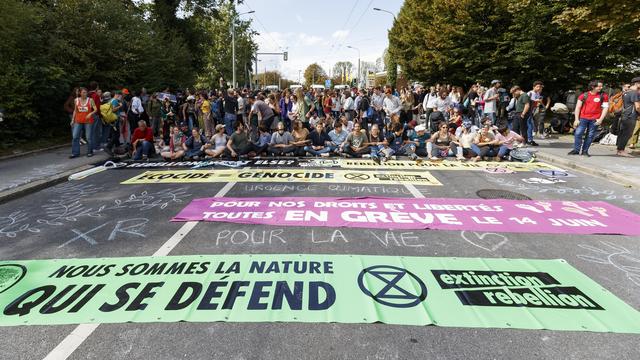 Les manifestants pour le climat ont bloqués des routes à Lausanne. [Keystone - Cyril Zingaro]