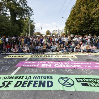 Les manifestants pour le climat ont bloqués des routes à Lausanne. [Keystone - Cyril Zingaro]