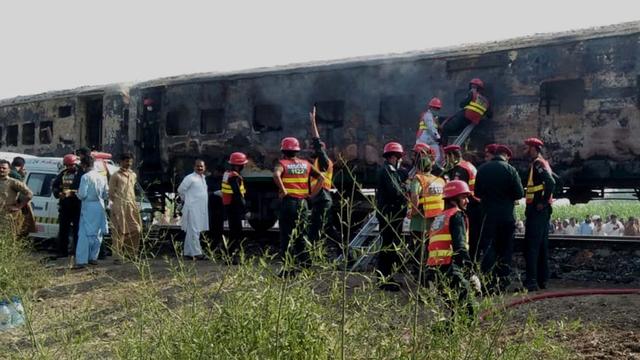 Un train a pris feu au Pakistan, faisant des dizaines de morts. [afp - Muhammad Bilal / Anadolu Agency]