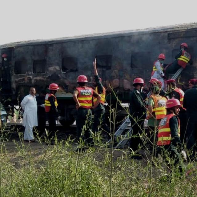 Un train a pris feu au Pakistan, faisant des dizaines de morts. [afp - Muhammad Bilal / Anadolu Agency]