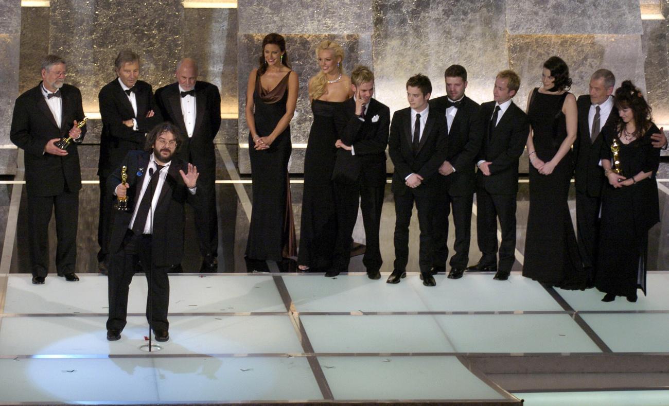 Peter Jackson et l'équipe du film "Le Seigneur des Anneaux" lors des Oscars 2004. [Keystone - Mark J. Terrill]