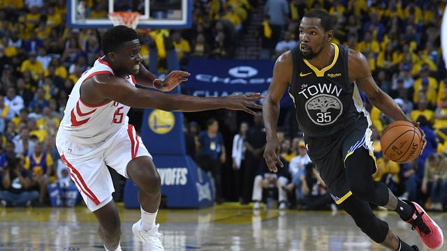 Capela (à g.) et les Rockets n'y arrivent décidément pas contre les Warriors. [Thearon W. Henderson]