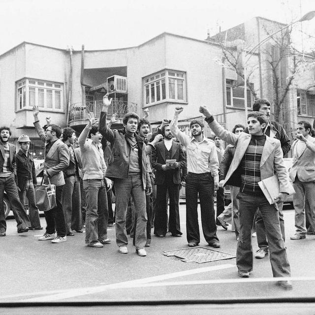 Jeunes criant "mort au Shah" dans une rue de Téhéran, le 28 novembre 1978. [AP/Keystone - IVE]