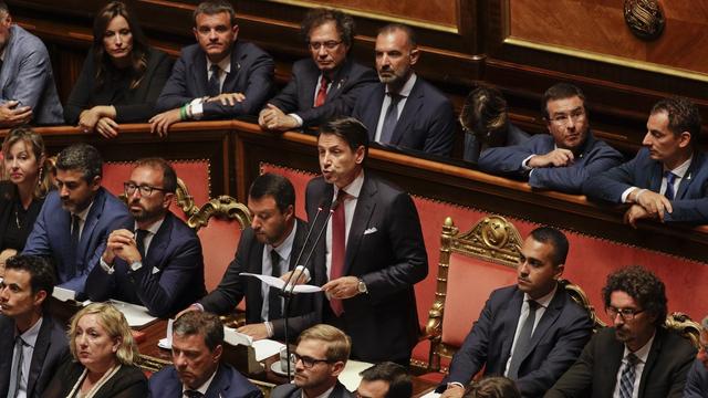 Le Premier ministre italien Giuseppe Conte (debout) a annoncé sa démission ce 20 août. [AP Photo/Keystone - Gregorio Borgia]