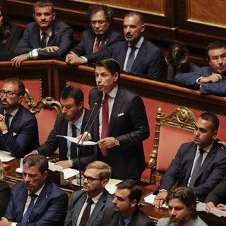 Le Premier ministre italien Giuseppe Conte (debout) a annoncé sa démission ce 20 août. [AP Photo/Keystone - Gregorio Borgia]