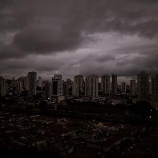 Une vue de Sao Paulo prise le 19 août 2019 et montrant les nuages noircis par les fumées des feux de forêts en Amazonie.