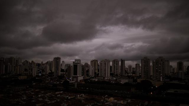 Une vue de Sao Paulo prise le 19 août 2019 et montrant les nuages noircis par les fumées des feux de forêts en Amazonie.