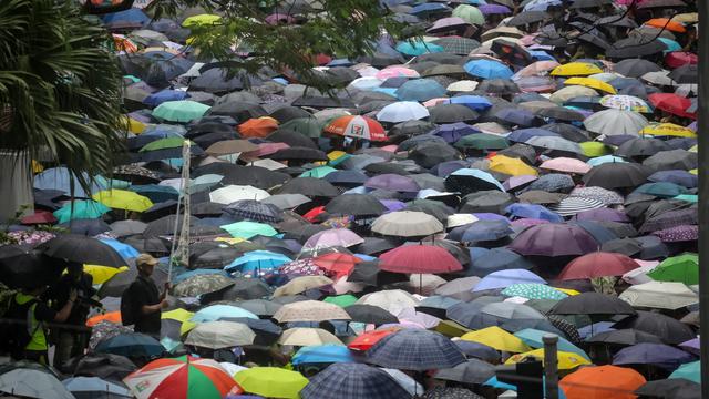Samedi 17 août: une marée de parapluies brandis par des manifestants opposés au gouvernement à Honk Kong. [Keystone - EPA/VIVEK PRAKASH]