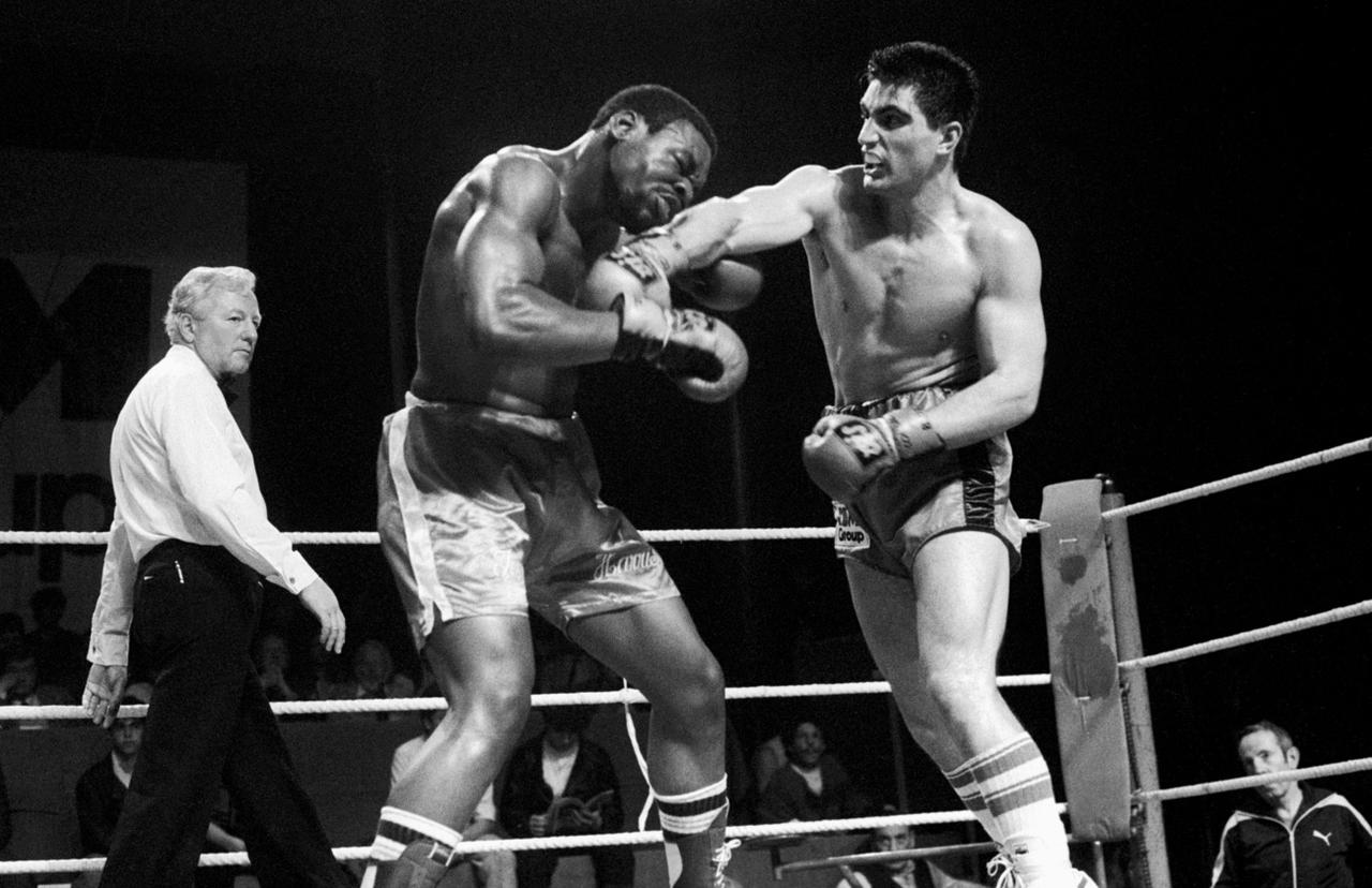 Enrico Scacchia, à droite, lors d'un combat contre l'Anglais Tony Harris à Berne en 1985. [KEYSTONE - Str]