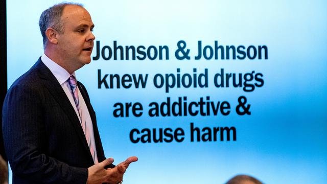 Le procureur d'Etat Brad Beckworth présente des informations dans le procès de l'Oklahoma contre Johnson & Johnson dans la crise des opiacés. "Johnson & Johnson savait que les opiacés sont addictifs et sont préjudiciables à la santé", dit la diapositive. [Pool via Reuters - Chris Landsberger]