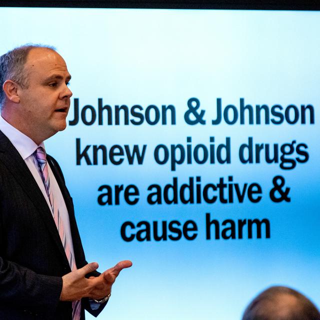 Le procureur d'Etat Brad Beckworth présente des informations dans le procès de l'Oklahoma contre Johnson & Johnson dans la crise des opiacés. "Johnson & Johnson savait que les opiacés sont addictifs et sont préjudiciables à la santé", dit la diapositive. [Pool via Reuters - Chris Landsberger]