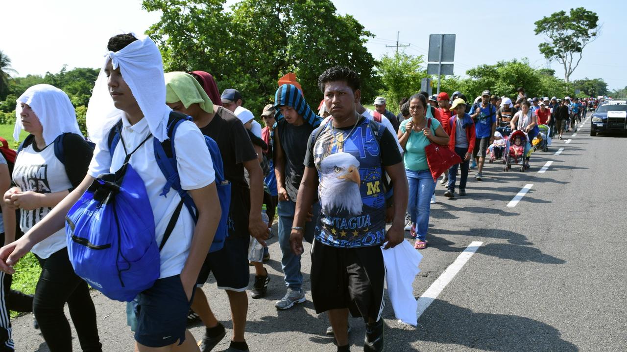 Des migrants marchent le long d'une route mexicaine pour rejoindre les Etats-Unis. [EPA/Keystone - Carlos Lopez]