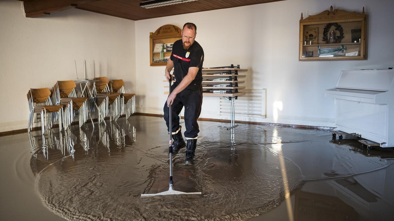 Le canton de Vaud n'a pas été épargné par les inondations (ici à Corcelles-sur-Chavornay) [KEYSTONE - Jean-Christophe Bott]