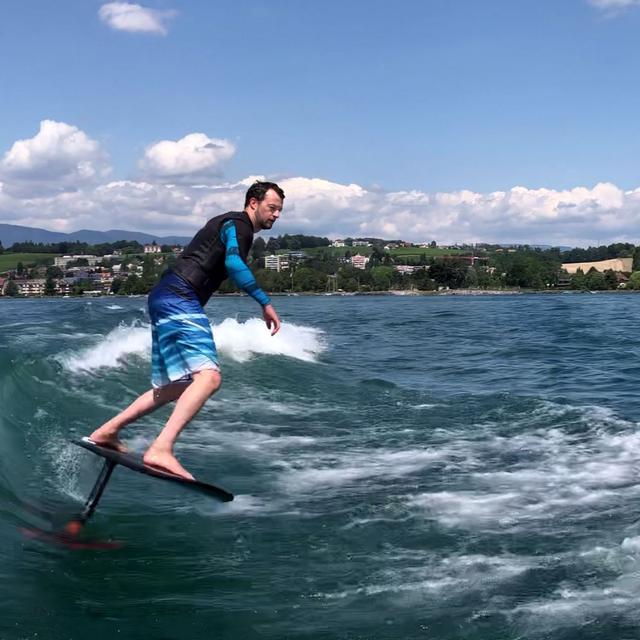 Pierre-Yves Mottier, propriétaite du surf shop de Préverenges pratique le foil. [RTS - Didier Bonvin]