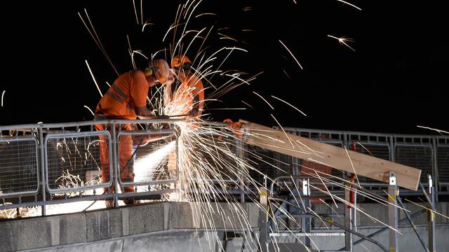 La passerelle qui menaçait de s'effondrer sur l'A9 à hauteur de Montreux. a été découpée durant la nuit. [Keystone - Cyril Zingaro]