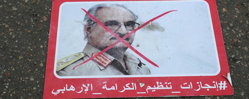 Un poster du maréchal Khalifa Haftar, sur le sol, à Tripoli. [Reuters - Ahmed Jadallah]