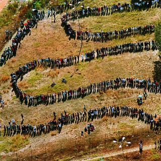 Les Sud-Africains accourent massivement aux urnes, ce 27 avril 1994. [Keystone - AP Photo/Denis Farrell. File]