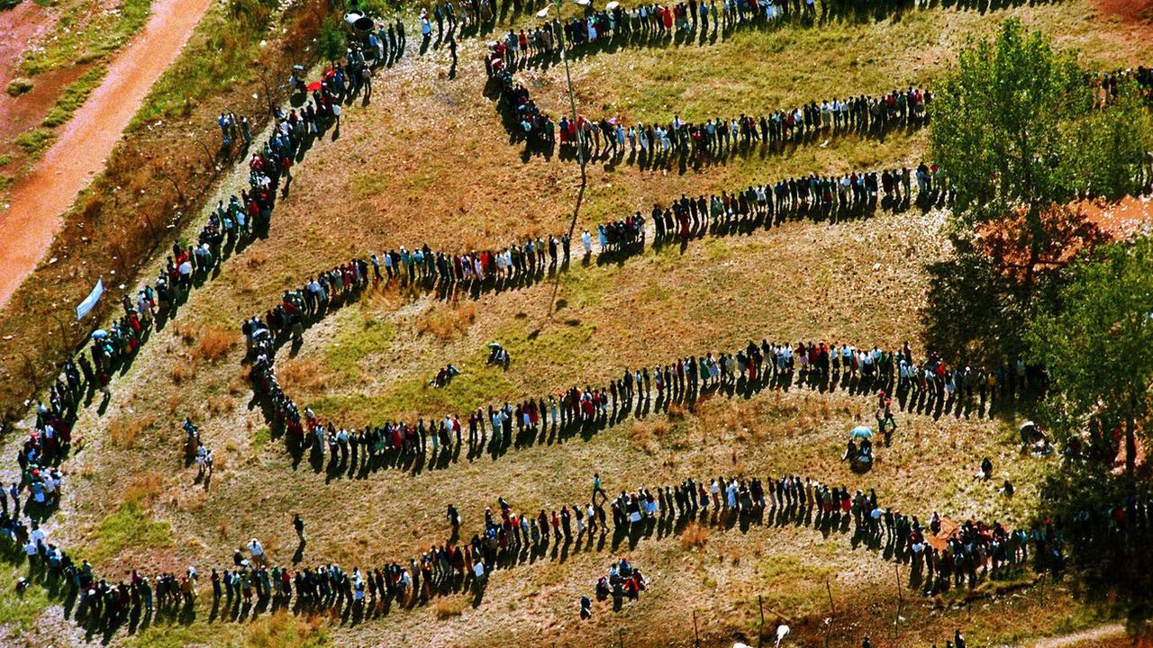 Les Sud-Africains accourent massivement aux urnes, ce 27 avril 1994. [Keystone - AP Photo/Denis Farrell. File]