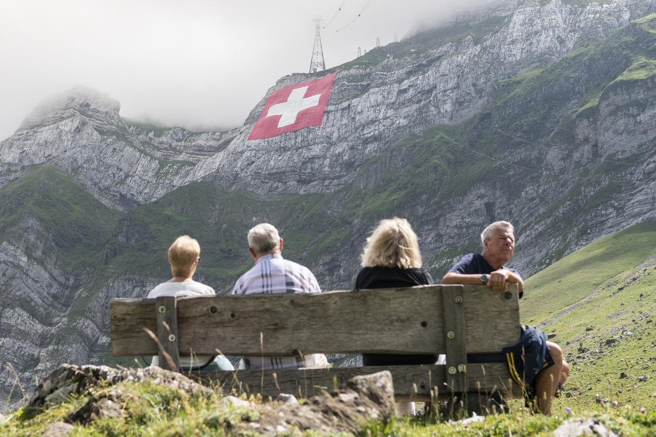 Un drapeau suisse gigantesque a été installé au Saenits pour le 1er Août. [Keystone - Ennio Leanza]