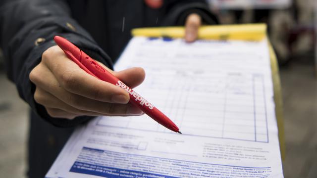 Une récolte de signatures dans le canton de Vaud (image d'illustration). [Keystone - Jean-Christophe Bott]