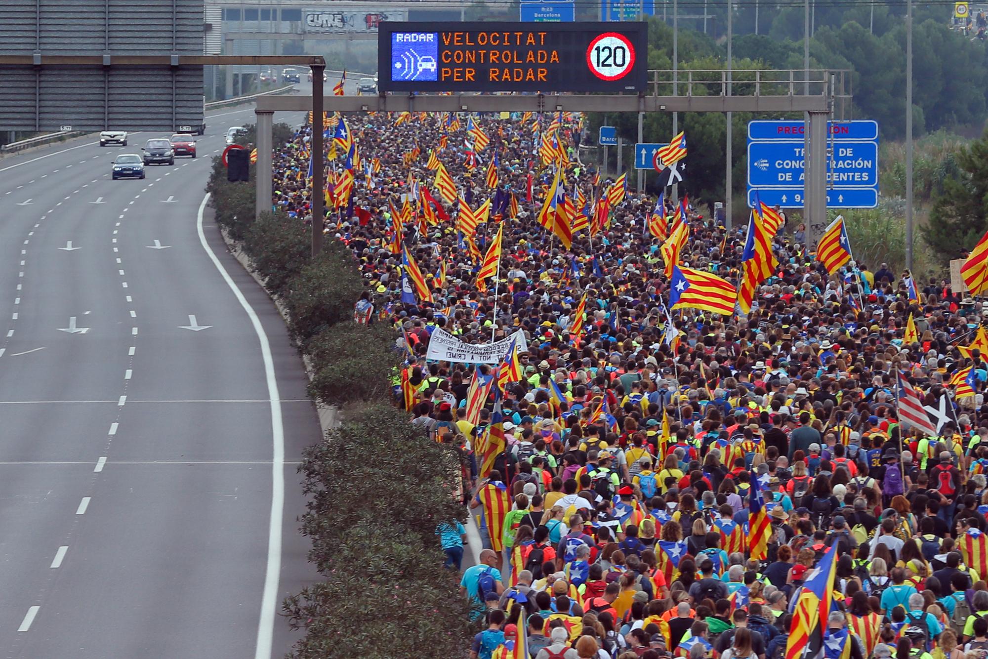 Une manifestation pour l'indépendance de la Catalogne après la condamnation de leaders indépendantistes en Espagne. [AFP - Pau Barrena]
