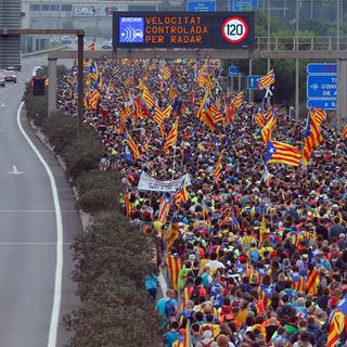 Une manifestation pour l'indépendance de la Catalogne après la condamnation de leaders indépendantistes en Espagne. [AFP - Pau Barrena]