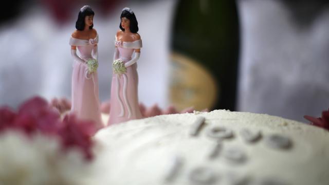 L'initiative du PDC sur la fiscalité du mariage offrait une définition restrictive du mariage - l'union durable d'un homme et d'une femme. [Reuters - Lucy Nicholson]