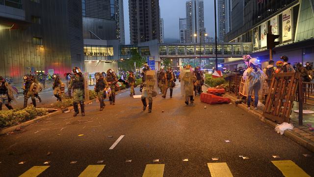 La police reconquiert la rue à Hong Kong. [Marc Progin]