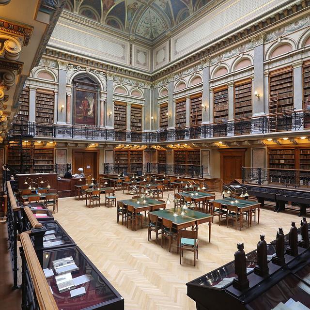 Bibliothèque de l'Université Eötvös Loránd, Budapest. [Wikimedia - Thaler]