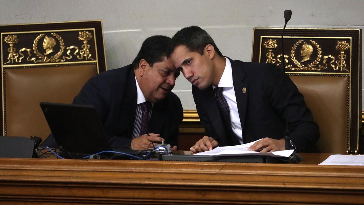 Edgar Zambrano et Juan Guaido lors d'une séance de l'Assemblée nationale vénézuélienne en mars. [Keystone - EPA/Rayner Pena]