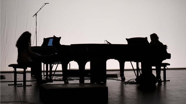 la pianiste lausannoise Sylvie Courvoisier, et le pianiste américain Cory Smythe se retrouvent sur la scène de Vidy autour du Sacre du Printemps d’Igor Stravinski. [DR/Théâtre de Lausanne-Vidy - Léonard Rossi]