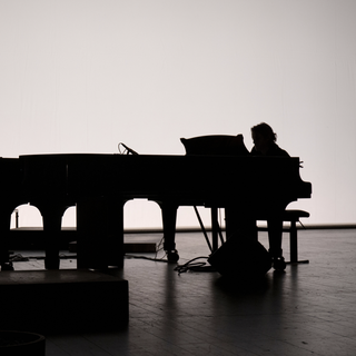 la pianiste lausannoise Sylvie Courvoisier, et le pianiste américain Cory Smythe se retrouvent sur la scène de Vidy autour du Sacre du Printemps d’Igor Stravinski. [DR/Théâtre de Lausanne-Vidy - Léonard Rossi]