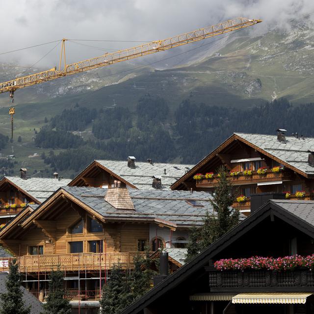 Un chalet en construction à Crans-Montana, en Valais. [Keystone - /Ennio Leanza]