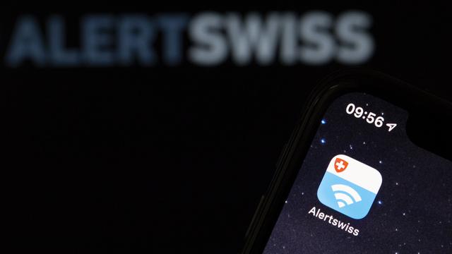 Pour la première fois, l'application AlertSwiss sera testée en même temps que les sirènes du pays. [Keystone - Anthony Anex]